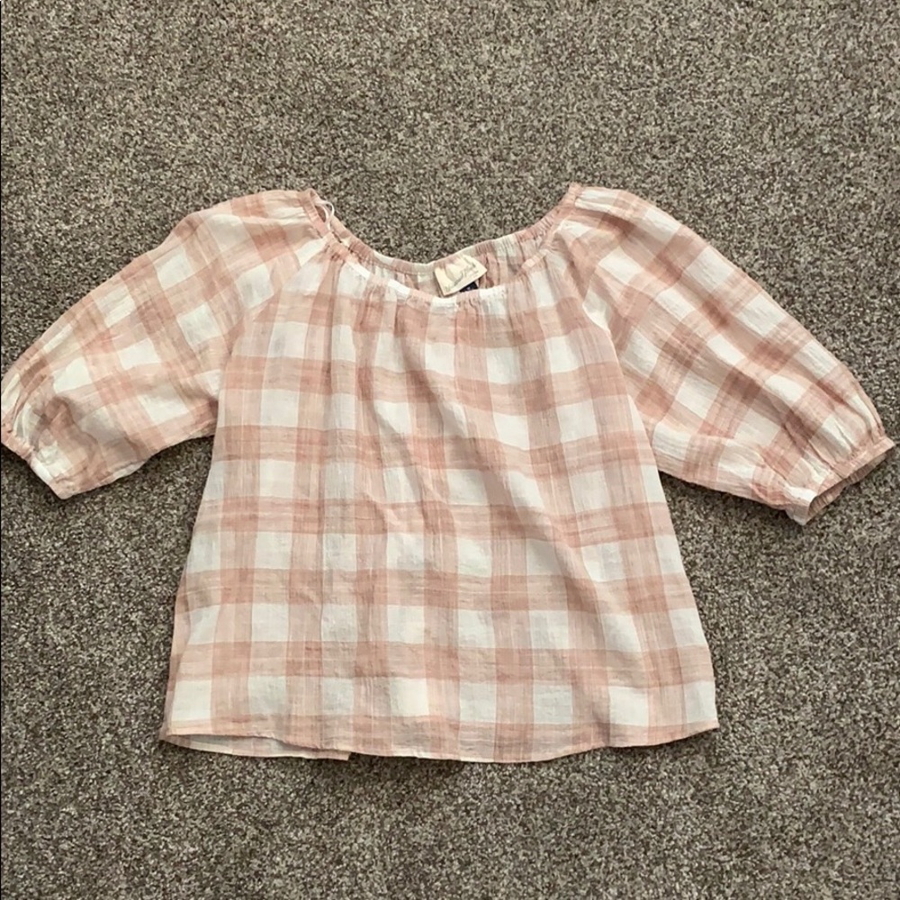 Never worn universal thread top!
